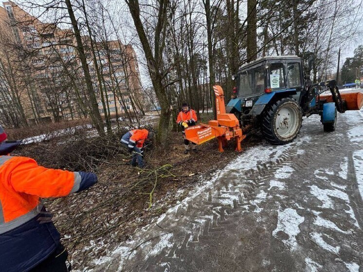 В Серпухове идет уборка территорий после таяния снега