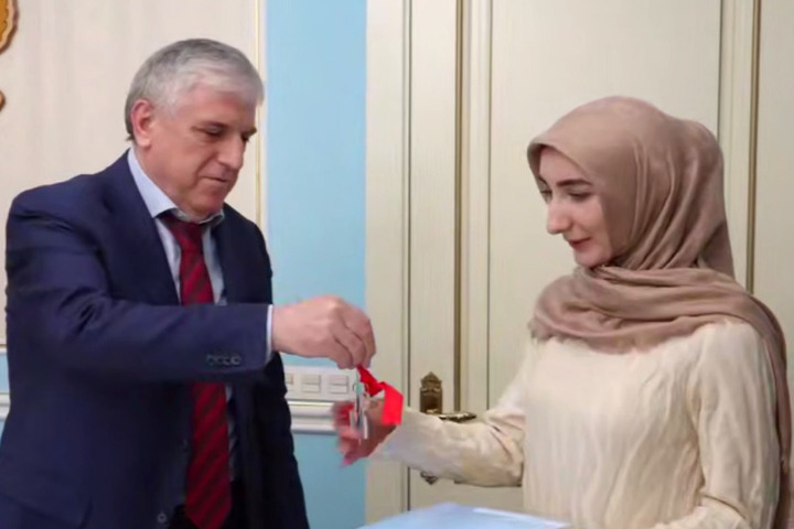 Мэр Махачкалы вручил детям-сиротам ключи от новых квартир