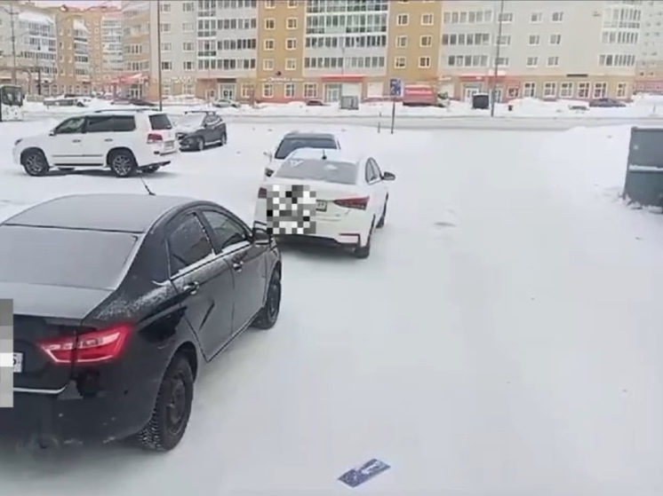 В Новом Уренгое стали наказывать горе-парковщиков, мешающих коммунальщикам вывозить мусор