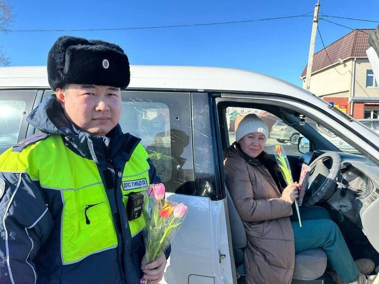 Сотрудники ГИБДД подарят цветы женщинам-водителям в честь 8 Марта в Забайкалье