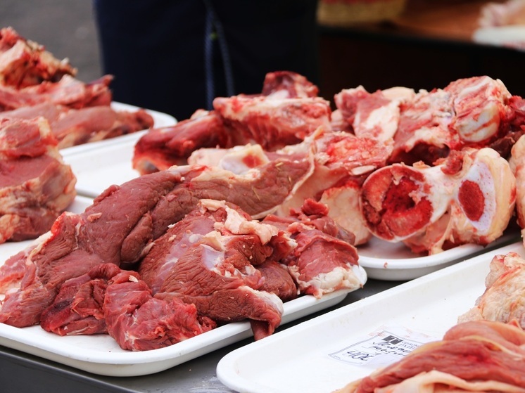 В Тверской области по улице раскидали аппетитные куски мяса