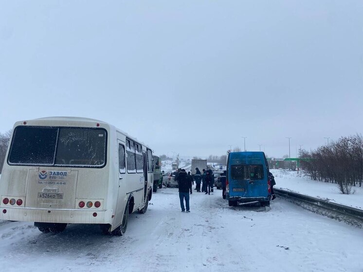 В массовом ДТП под Оренбургом пострадали два человека