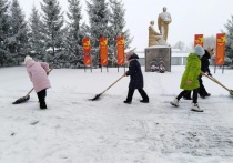 Юные патриоты, судя по многочисленным публикациям в госпабликах администраций округов Чувашии, не только помогают выбраться из снежного плена одиноко проживающим пенсионерам и инвалидам, которым самостоятельно сложно расчистить свой придомовый участок, но и активно следят за порядком на территории памятников воинам, погибшим в 1941-1945 годы