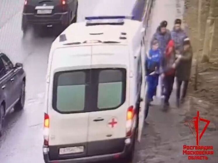 Росгвардейцы помогли на улице молодому человеку, который потерял сознание