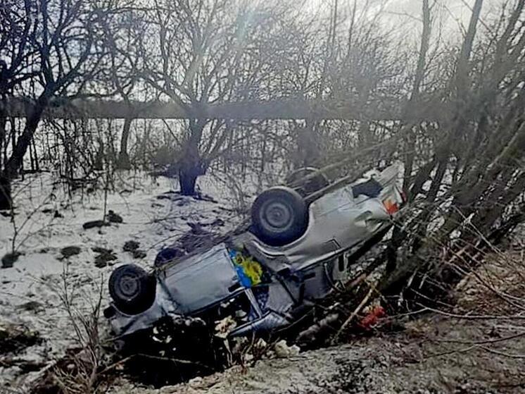 Машина пенсионера опрокинулась в кювет под Воронежем