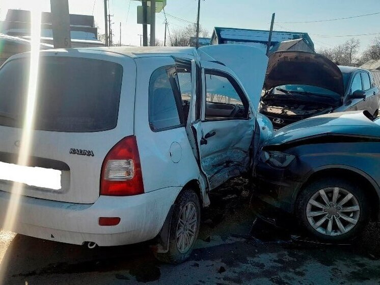 В Адыгее при столкновении трёх машин пострадали две пассажирки