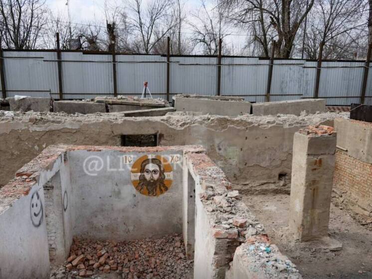 В ЛНР при разборе разрушенного ракетными ударами ВСУ дома нашли изображение Иисуса