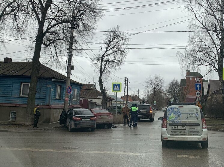 После столкновения с «легковушкой» в Туле Kia врезалась в столб и загорелась