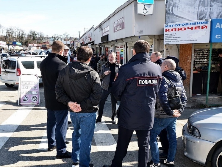 Политик Виктор Тепляков провел выездное совещание на улице Транспортная в Сочи