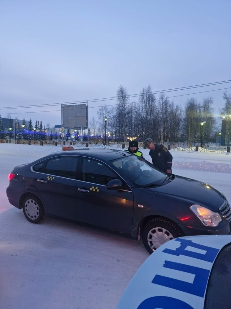 Двоих таксистов-нелегалов поймали в Надыме