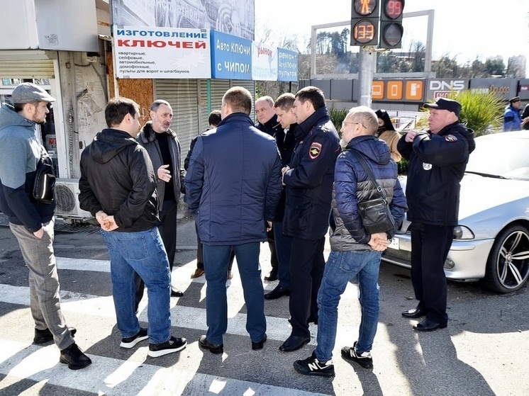 Депутат ЗСК Виктор Тепляков обсудил проблему авторынка на улице Транспортная