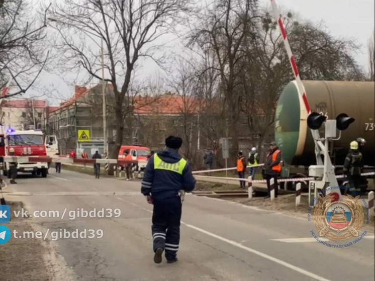 Закрытое из-за схода вагонов с рельс движение по Камской еще не открыли