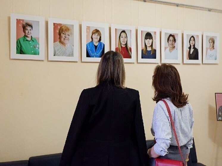 В Астрахани открылась фотовыставка о женщинах, помогающих бойцам СВО