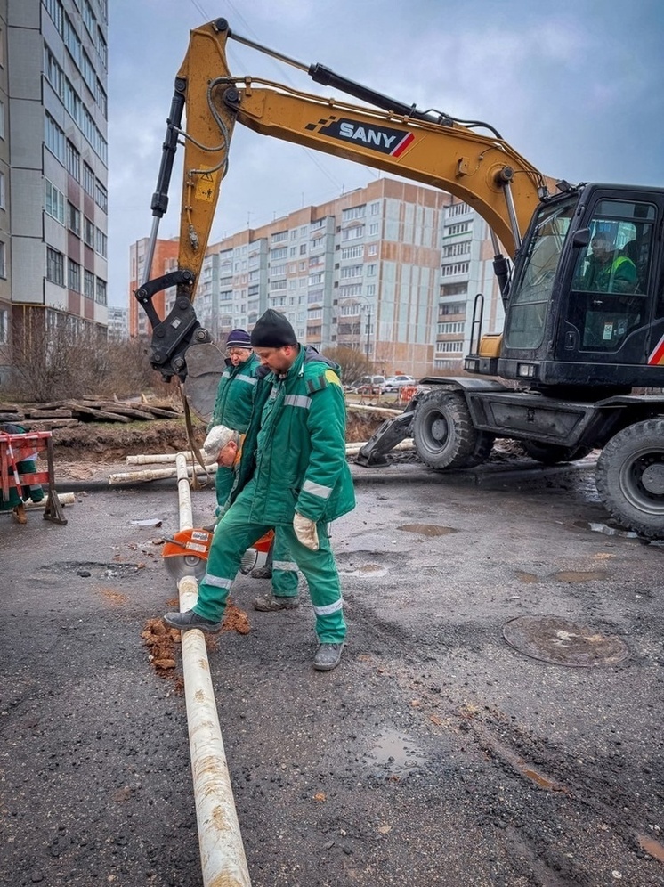 В Пскове продолжаются работы по ремонту труб на улице Байкова