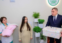 В Республике Марий Эл стартовала новая программа поддержки семей, в рамках которой при появлении первого ребенка родителям будет вручаться «Подарок новорожденному». 