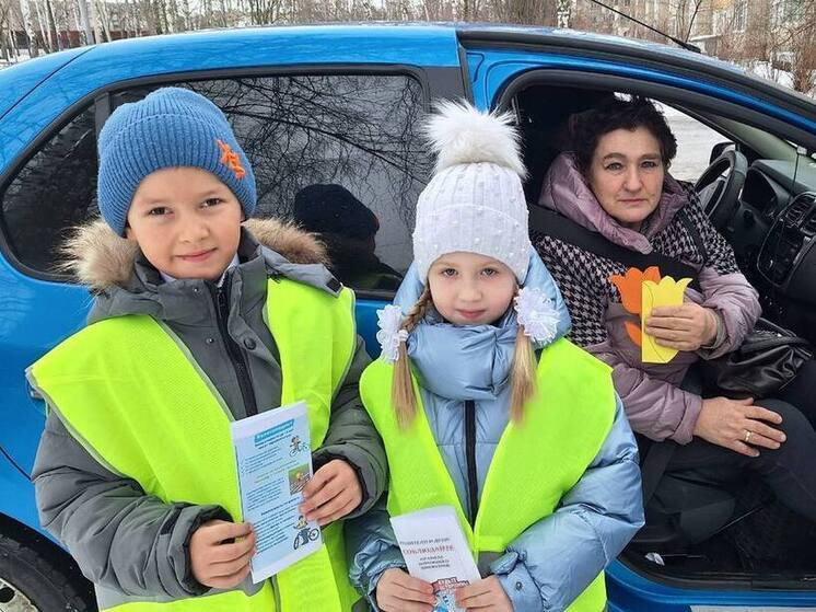 В Каменском районе автоинспекторы поздравили женщин-водителей с 8 Марта