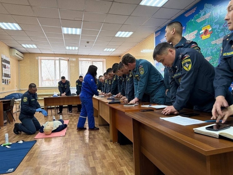 Медики «скорой» провели обучение среди сотрудников МЧС Тувы