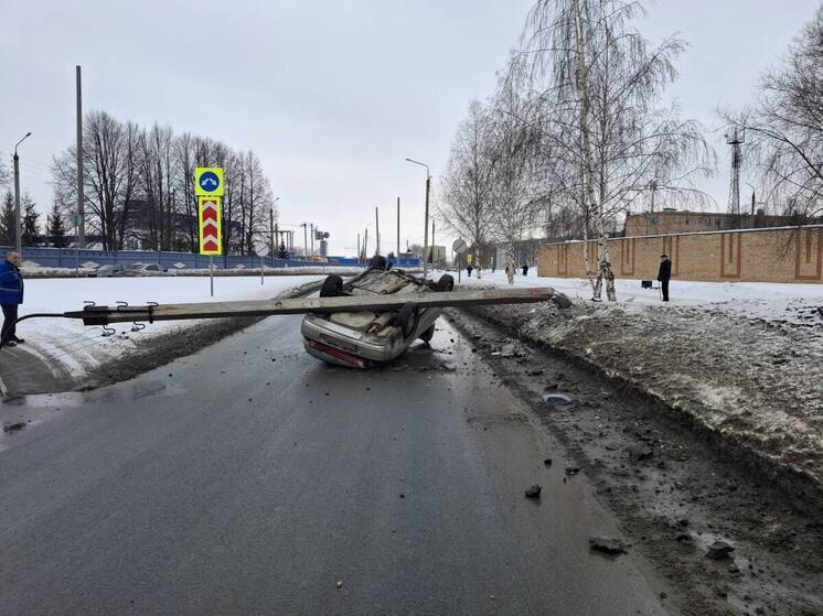 В Нижнекамске на дороге легковушку придавила снесенная опора ЛЭП