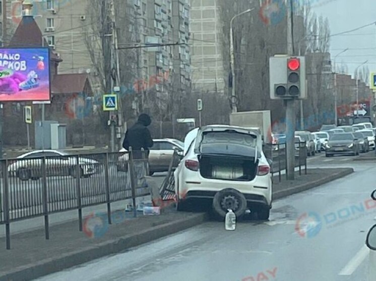 На проспекте Космонавтов в Ростове легковушка врезалась в дорожное ограждение