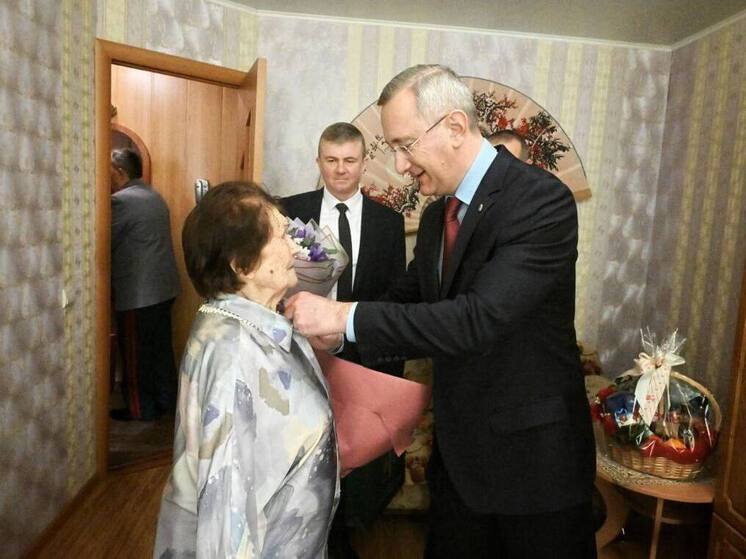 Калужский губернатор вручил награду  долгожительнице Кировского района