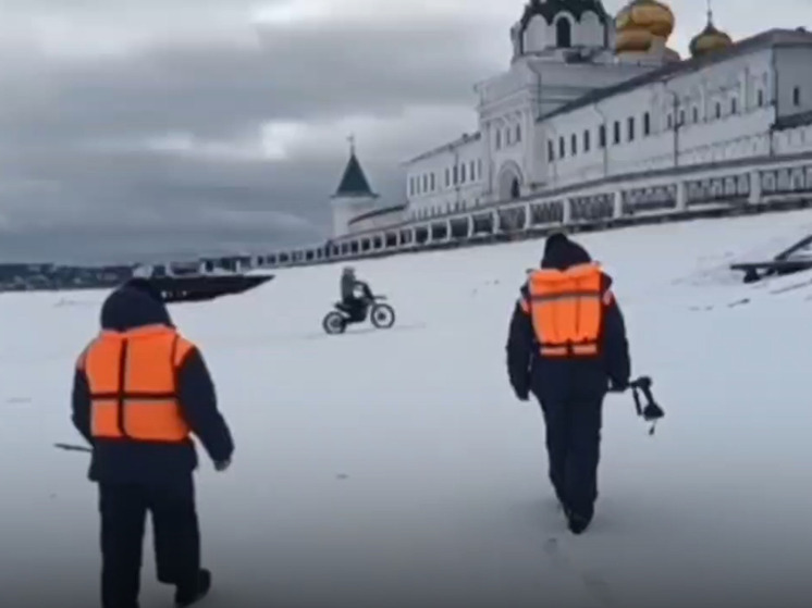 В Костроме инспекторы ГИМС остановили на волжском льду мотоциклиста на питбайке