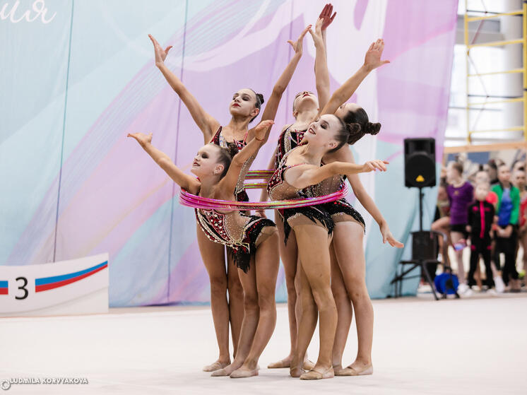 Юные гимнастки превратили весенний Петрозаводск в оазис красок и красоты