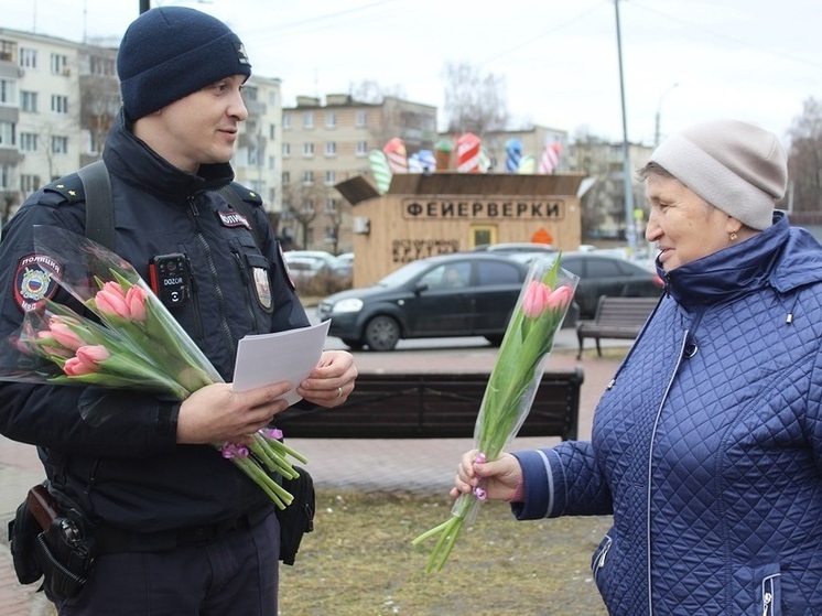 Полицейские Серпухова поздравили женщин с 8 Марта