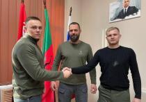 Во время встречи с главой администрации округа Алексеем Кичигиным и бывшим представителем Кириллом Мухиным обсуждались планы дальнейшего взаимодействия и текущие задачи, стоящие перед обеими сторонами, сообщает телеграм-канал «Бердянский район