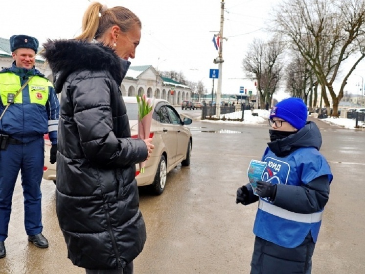 В Костромской области дети дарили тюльпаны женщинам за рулем