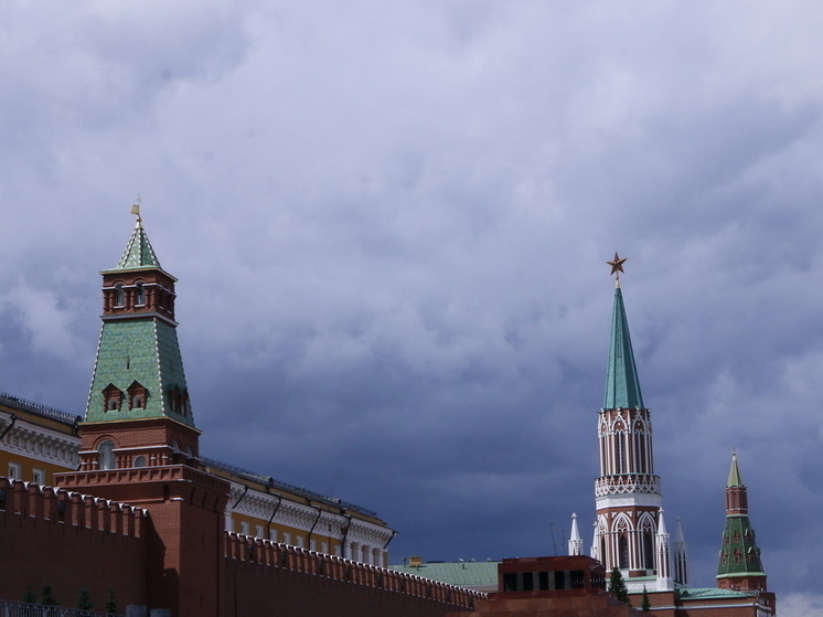 Жители Москвы и Подмосковья могли наблюдать сиреневый небосвод