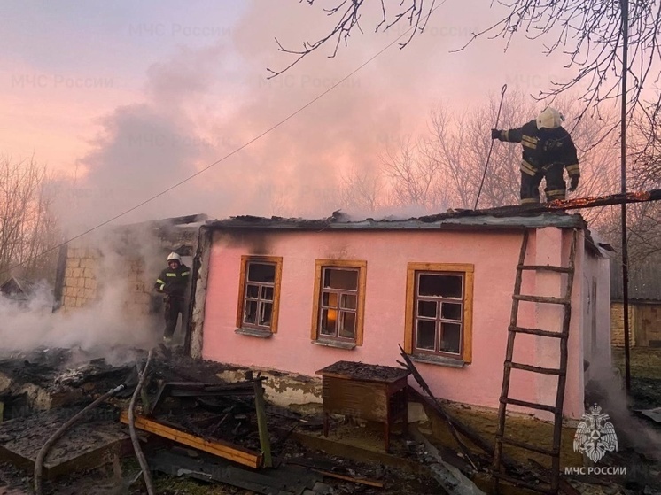В Верховском районе огонь серьёзно повредил частный дом