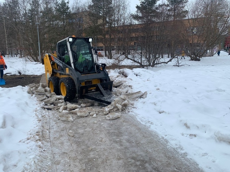 В Архангельске усиленно чистят дороги и тротуары