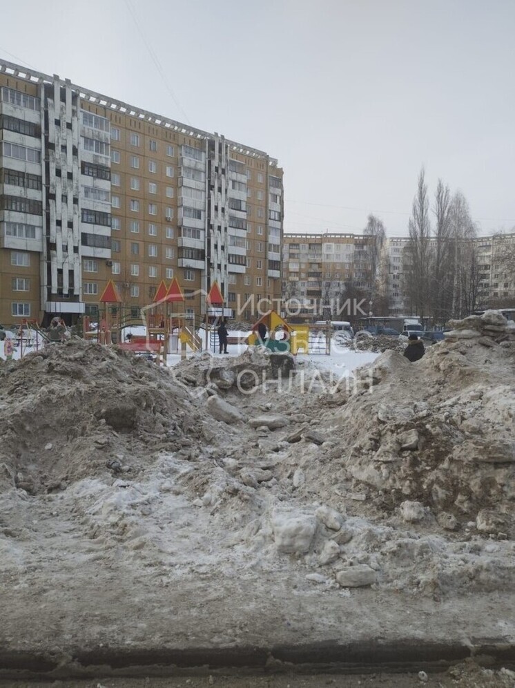 В один из дворов Кемерова вывалили кучу снега