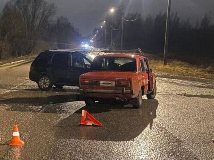 Водитель «Лады» «отправил» пассажирку в больницу, не уступив дорогу «ВАЗу» в Боровичах