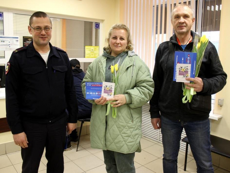 Полицейские подарили псковичкам цветы