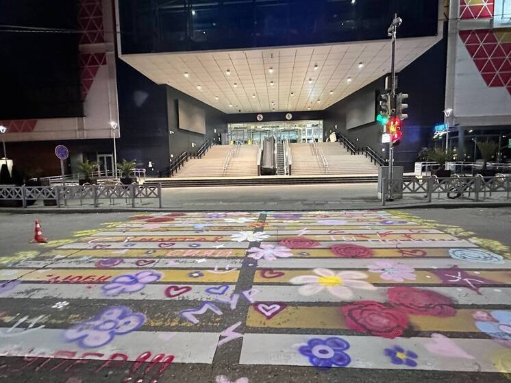 В Сочи украсили пешеходный переход в преддверии Международного женского дня