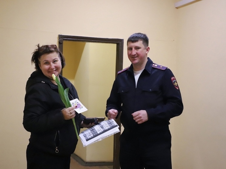 Полицейские поздравили псковичек с 8 марта