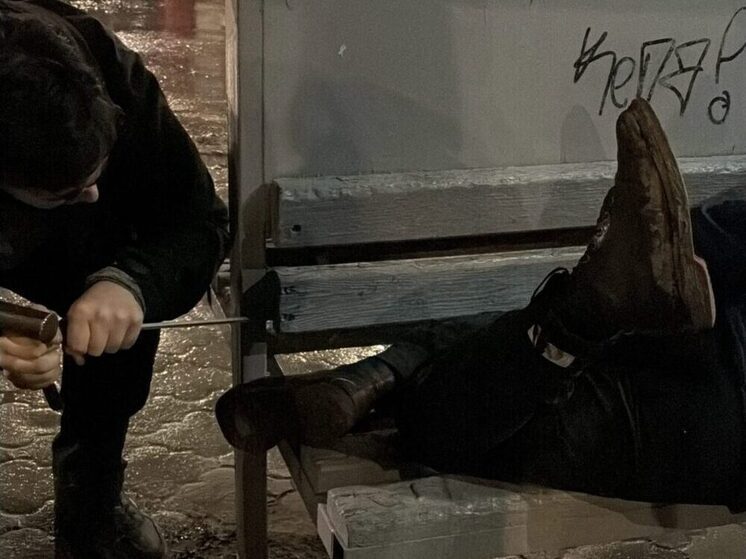 В Рязани спасатели помогли женщине, застрявшей коленом в уличной лавочке