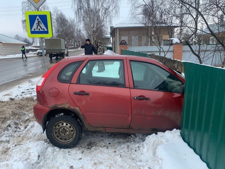 Автоледи сбила девочку на «зебре» и въехала в забор в Великом Устюге