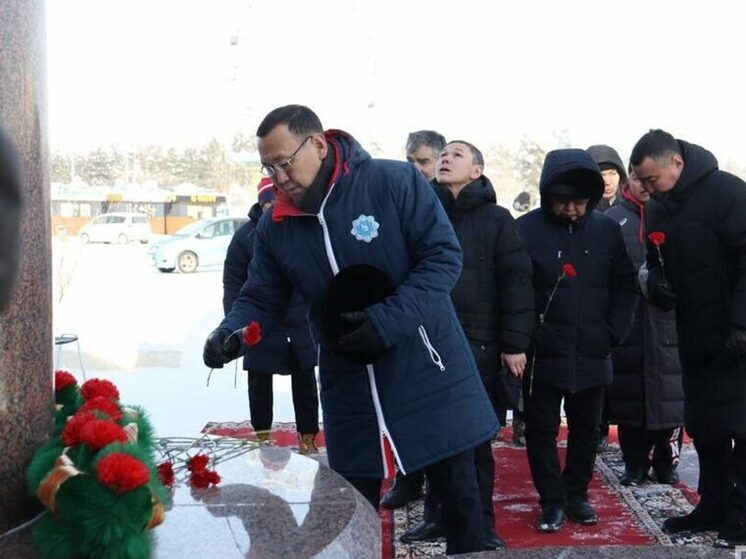 В Якутске почтили память Романа Дмитриева: спортивная общественность возложила цветы к памятнику олимпийского чемпиона