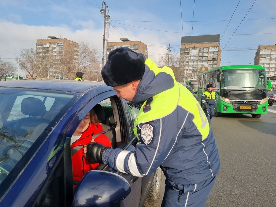 В Свердловской области останавливают женщин-водителей и дарят цветы