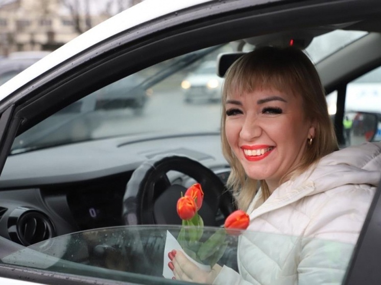 Акции «Цветы для автоледи» и «8 Марта - в каждый дом» проходят в Псковской области