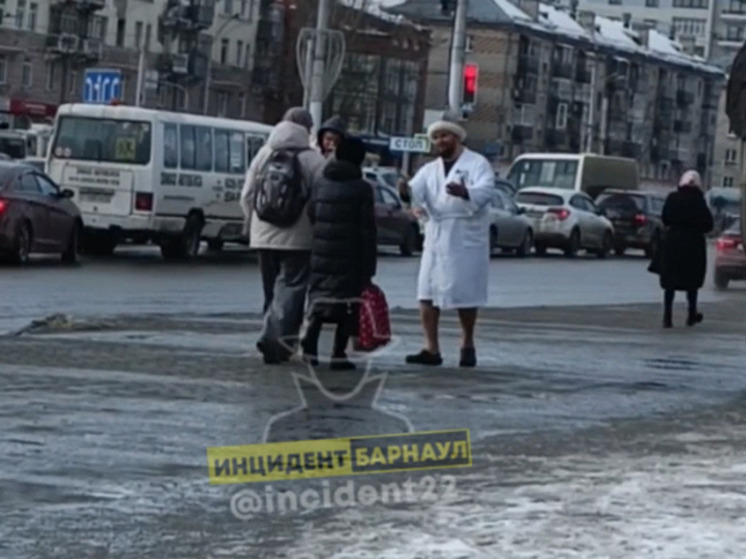 В центре Барнаула мужчина в банном халате дарит женщинам тюльпаны