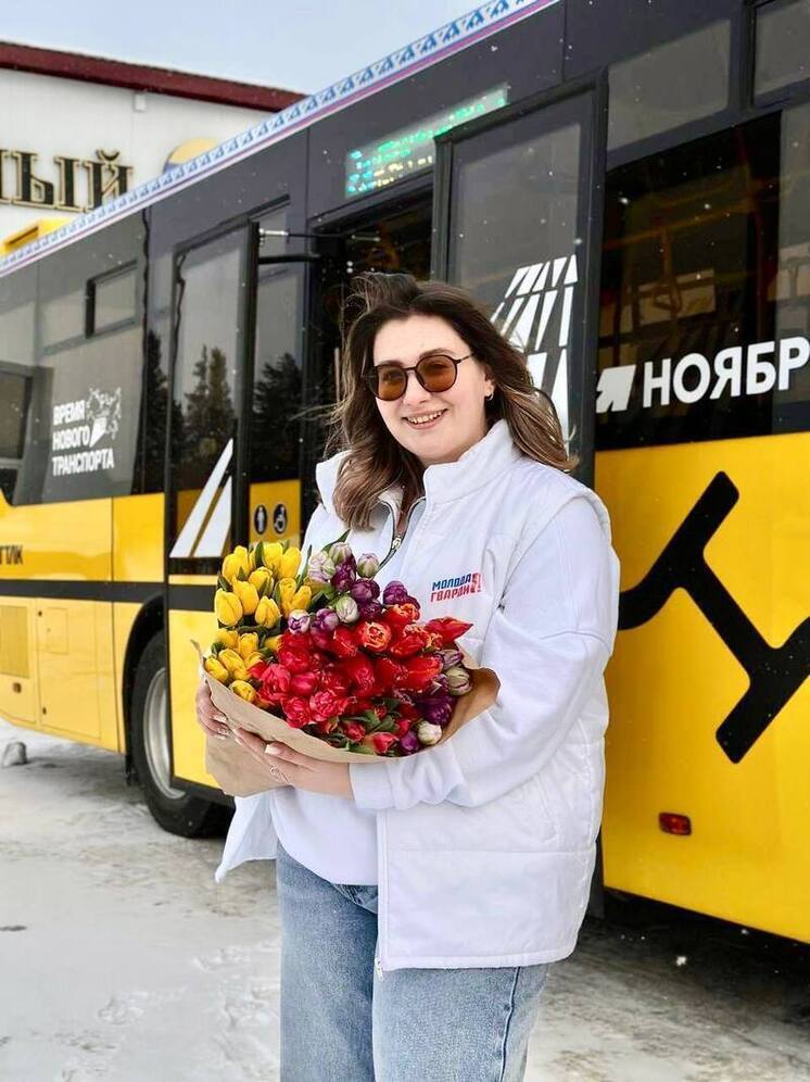 В Ноябрьске молодогвардейцы дарили цветы пассажиркам автобусов