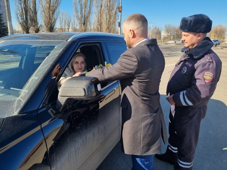 Липецкие автоинспекторы поздравляют с Международным женским днем автомобилисток