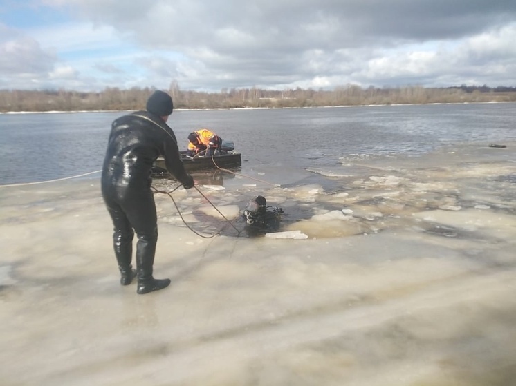 Водолазы обнаружили тело утонувшего рыбака в Новгородском районе