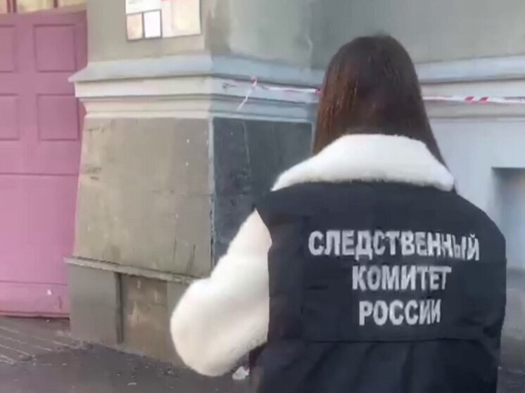 С крыши саратовского Главпочтамта на женщину упал снег