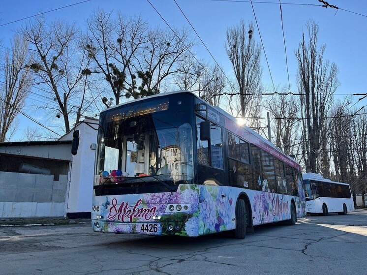 В крымских городах на маршруты вышли праздничные троллейбусы