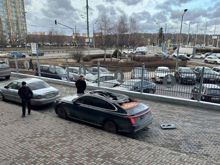 В Химках мужчина рухнул из окна высотки прямо на крышу автомобиля