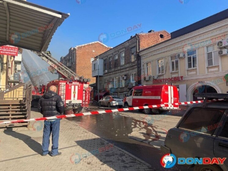 В центре Ростова перекрыли движение из-за крупного пожара в историческом доме